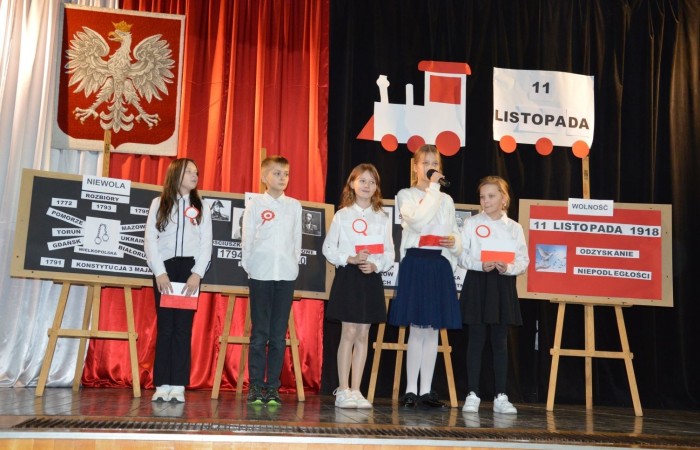 10 listopada w naszej szkole odbył się apel z okazji Święta Niepodległości. Program artystyczny został przygotowany przez uczniów klasy IV a pod kierunkiem p. Anny Cieśli. Występ uświetniony został przez szkolny zespół wokalny „Forte” prowadzony przez panią Iwonę Matukiewicz. Scenariusz montażu słowno-muzycznego obejmował treści historyczne, pieśni i wiersze. W bardzo ciekawy i obrazowy sposób przedstawiono losy naszej Ojczyzny począwszy od zaborów a skończywszy na roku 1918. Uwagę przyciągała dekoracja przedstawiająca poszczególne dzieje Polski. Po występie uczniów głos zabrała pani Dyrektor Agnieszka Cieklińska, która mówiła o symbolice Święta Niepodległości. Młodzież szkolna z zainteresowaniem i w skupieniu z zainteresowaniem obejrzała i wysłuchała tej szczególnej lekcji historii. W tym dniu również w trakcie akademii nasza szkoła uczestniczyła w akcji „Szkoła do Hymnu”. O godzinie 11:11 w auli i w klasach uczniowie odśpiewali hymn.