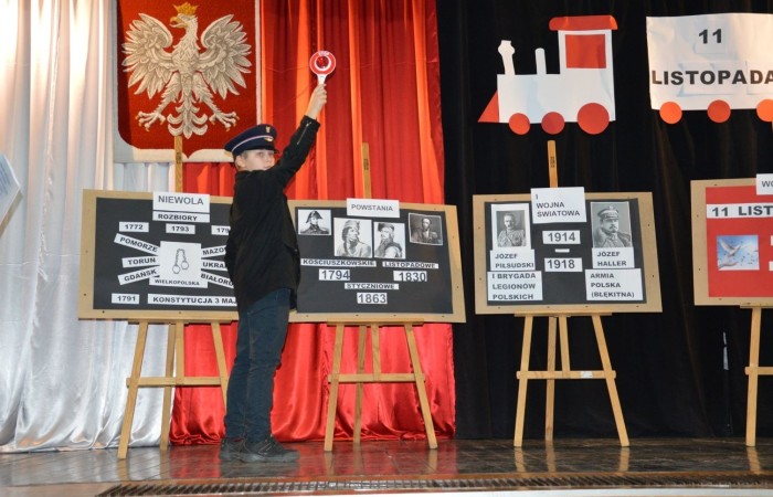 10 listopada w naszej szkole odbył się apel z okazji Święta Niepodległości. Program artystyczny został przygotowany przez uczniów klasy IV a pod kierunkiem p. Anny Cieśli. Występ uświetniony został przez szkolny zespół wokalny „Forte” prowadzony przez panią Iwonę Matukiewicz. Scenariusz montażu słowno-muzycznego obejmował treści historyczne, pieśni i wiersze. W bardzo ciekawy i obrazowy sposób przedstawiono losy naszej Ojczyzny począwszy od zaborów a skończywszy na roku 1918. Uwagę przyciągała dekoracja przedstawiająca poszczególne dzieje Polski. Po występie uczniów głos zabrała pani Dyrektor Agnieszka Cieklińska, która mówiła o symbolice Święta Niepodległości. Młodzież szkolna z zainteresowaniem i w skupieniu z zainteresowaniem obejrzała i wysłuchała tej szczególnej lekcji historii. W tym dniu również w trakcie akademii nasza szkoła uczestniczyła w akcji „Szkoła do Hymnu”. O godzinie 11:11 w auli i w klasach uczniowie odśpiewali hymn.