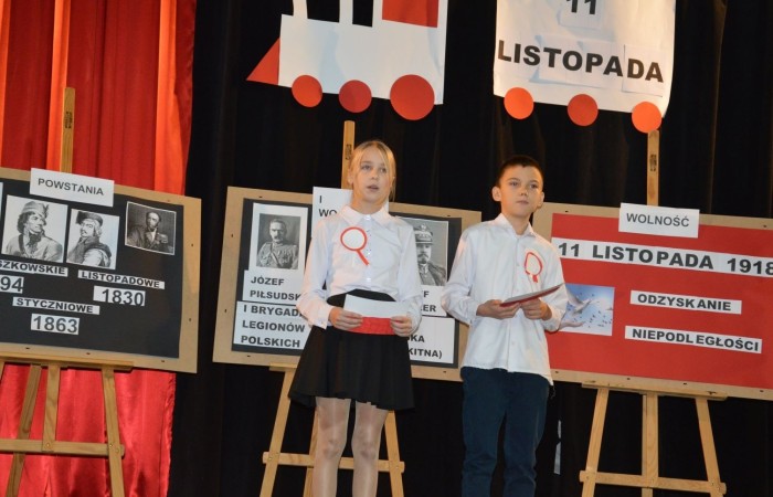 10 listopada w naszej szkole odbył się apel z okazji Święta Niepodległości. Program artystyczny został przygotowany przez uczniów klasy IV a pod kierunkiem p. Anny Cieśli. Występ uświetniony został przez szkolny zespół wokalny „Forte” prowadzony przez panią Iwonę Matukiewicz. Scenariusz montażu słowno-muzycznego obejmował treści historyczne, pieśni i wiersze. W bardzo ciekawy i obrazowy sposób przedstawiono losy naszej Ojczyzny począwszy od zaborów a skończywszy na roku 1918. Uwagę przyciągała dekoracja przedstawiająca poszczególne dzieje Polski. Po występie uczniów głos zabrała pani Dyrektor Agnieszka Cieklińska, która mówiła o symbolice Święta Niepodległości. Młodzież szkolna z zainteresowaniem i w skupieniu z zainteresowaniem obejrzała i wysłuchała tej szczególnej lekcji historii. W tym dniu również w trakcie akademii nasza szkoła uczestniczyła w akcji „Szkoła do Hymnu”. O godzinie 11:11 w auli i w klasach uczniowie odśpiewali hymn.