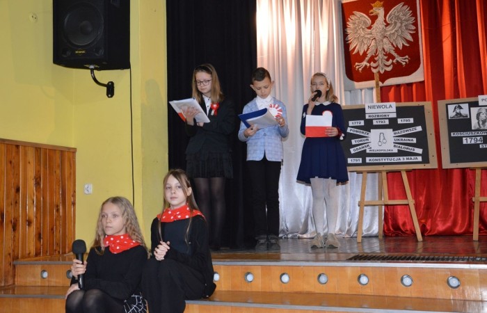 10 listopada w naszej szkole odbył się apel z okazji Święta Niepodległości. Program artystyczny został przygotowany przez uczniów klasy IV a pod kierunkiem p. Anny Cieśli. Występ uświetniony został przez szkolny zespół wokalny „Forte” prowadzony przez panią Iwonę Matukiewicz. Scenariusz montażu słowno-muzycznego obejmował treści historyczne, pieśni i wiersze. W bardzo ciekawy i obrazowy sposób przedstawiono losy naszej Ojczyzny począwszy od zaborów a skończywszy na roku 1918. Uwagę przyciągała dekoracja przedstawiająca poszczególne dzieje Polski. Po występie uczniów głos zabrała pani Dyrektor Agnieszka Cieklińska, która mówiła o symbolice Święta Niepodległości. Młodzież szkolna z zainteresowaniem i w skupieniu z zainteresowaniem obejrzała i wysłuchała tej szczególnej lekcji historii. W tym dniu również w trakcie akademii nasza szkoła uczestniczyła w akcji „Szkoła do Hymnu”. O godzinie 11:11 w auli i w klasach uczniowie odśpiewali hymn.