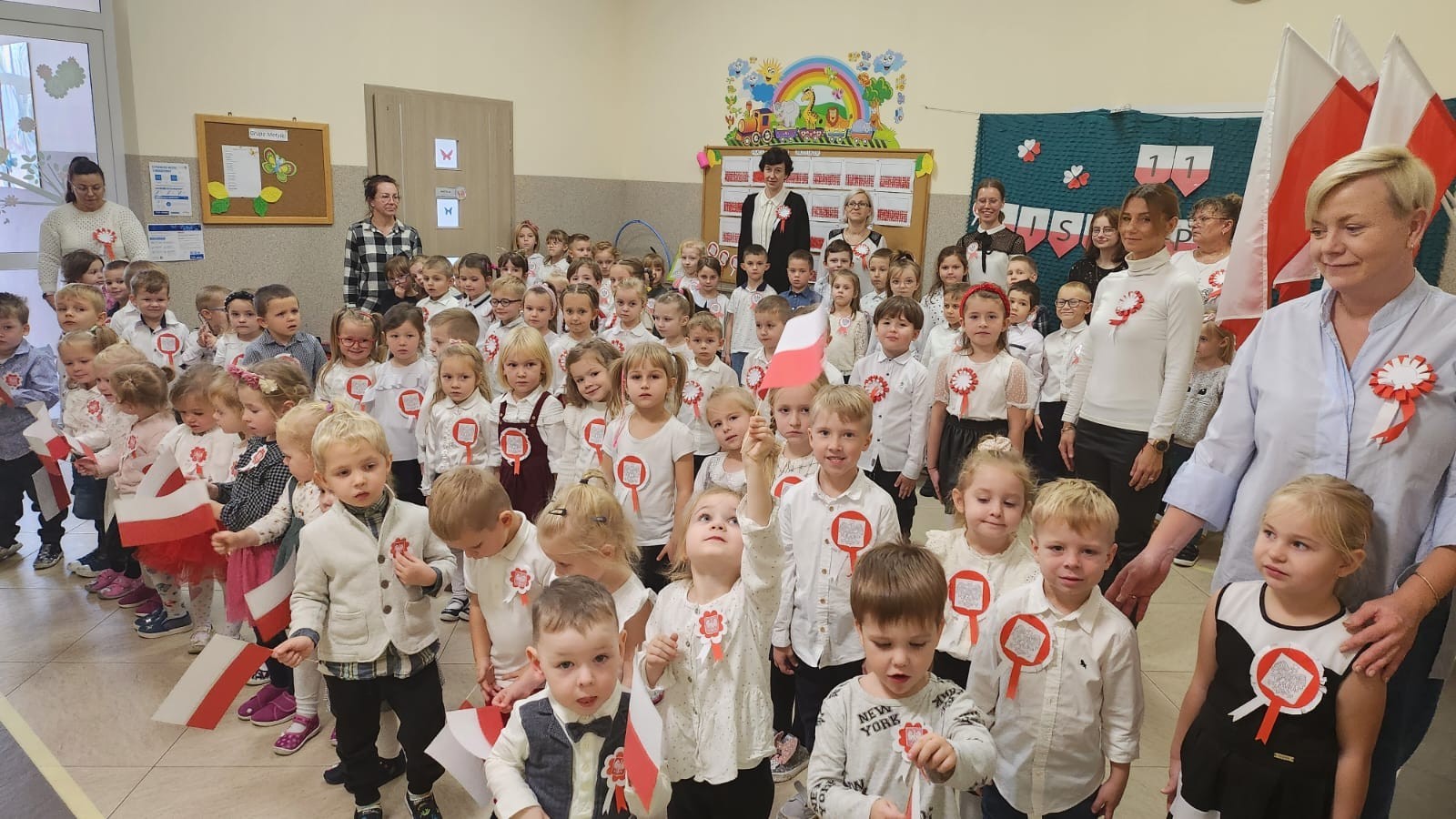 	10 listopada grupy przedszkolne dołączyły się do akcji „ Szkoła do hymnu” .
Nasze przedszkolaki tego dnia w swoich grupach uczestniczyły w zajęciach poświęconych symbolom narodowym i historii Święta Odzyskania Niepodległości.
O symbolicznej godzinie 11:11 wszystkie przedszkolaki ubrane na galowo i udekorowane kotylionami zaśpiewały Mazurka Dąbrowskiego, upamiętniając kolejną rocznicę odzyskania przez Polskę niepodległości. W zaśpiewaniu hymnu wspierane były przez Panią Wicedyrektor Anettę Daszkowską, swoje Panie wychowawczynie oraz Panie z obsługi. Było patriotycznie, biało-czerwono i … bardzo wzruszająco.         