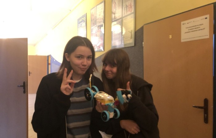 Za nami kolejne spotkanie robotyczne. Uczniowie z pasją i zaangażowaniem tworzyli kolejne modele robotów, poznawali nowe możliwości klocków Lego Spike Prime oraz tajniki programowania. Przed nimi jeszcze wiele pracy i wyzwań, malutkimi kroczkami zdobywają nowe umiejętności informatyczne. Następne spotkanie już w środę. Do zobaczenia.