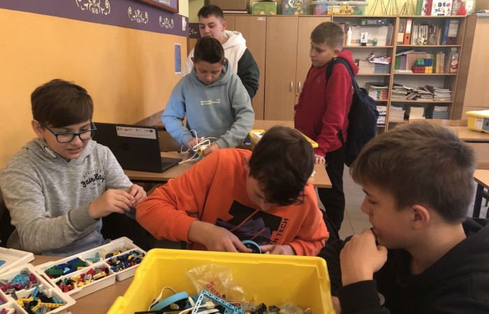 Za nami kolejne spotkanie robotyczne. Uczniowie z pasją i zaangażowaniem tworzyli kolejne modele robotów, poznawali nowe możliwości klocków Lego Spike Prime oraz tajniki programowania. Przed nimi jeszcze wiele pracy i wyzwań, malutkimi kroczkami zdobywają nowe umiejętności informatyczne. Następne spotkanie już w środę. Do zobaczenia.