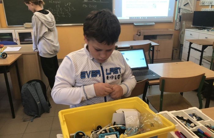 Za nami kolejne spotkanie robotyczne. Uczniowie z pasją i zaangażowaniem tworzyli kolejne modele robotów, poznawali nowe możliwości klocków Lego Spike Prime oraz tajniki programowania. Przed nimi jeszcze wiele pracy i wyzwań, malutkimi kroczkami zdobywają nowe umiejętności informatyczne. Następne spotkanie już w środę. Do zobaczenia.