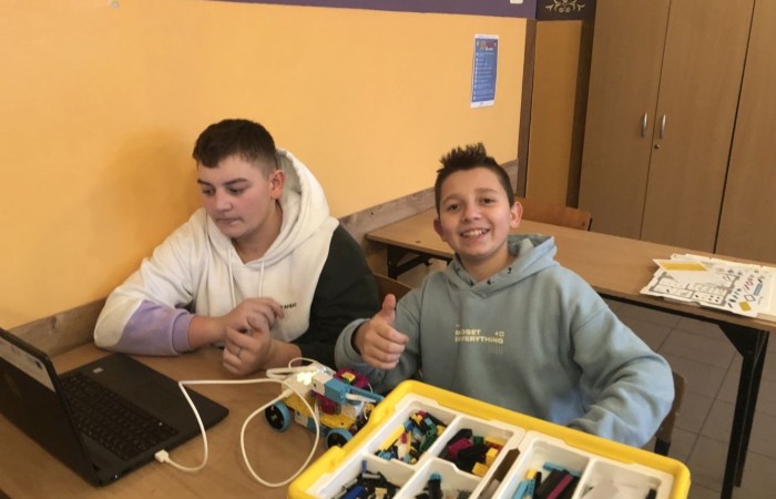 Za nami kolejne spotkanie robotyczne. Uczniowie z pasją i zaangażowaniem tworzyli kolejne modele robotów, poznawali nowe możliwości klocków Lego Spike Prime oraz tajniki programowania. Przed nimi jeszcze wiele pracy i wyzwań, malutkimi kroczkami zdobywają nowe umiejętności informatyczne. Następne spotkanie już w środę. Do zobaczenia.
