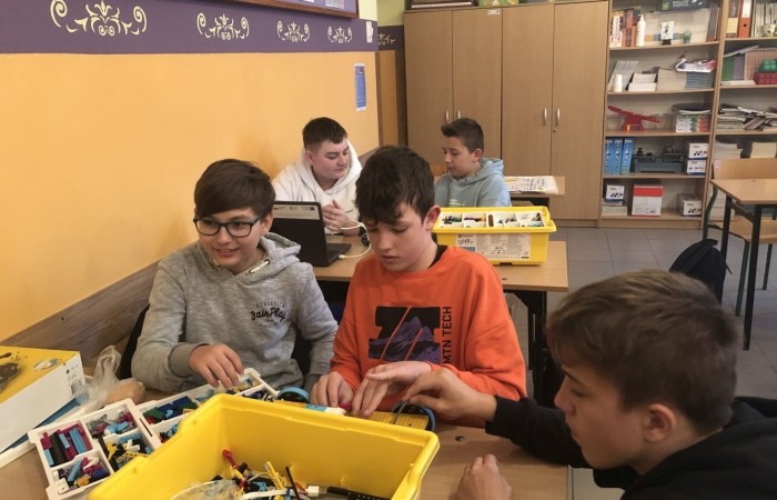 Za nami kolejne spotkanie robotyczne. Uczniowie z pasją i zaangażowaniem tworzyli kolejne modele robotów, poznawali nowe możliwości klocków Lego Spike Prime oraz tajniki programowania. Przed nimi jeszcze wiele pracy i wyzwań, malutkimi kroczkami zdobywają nowe umiejętności informatyczne. Następne spotkanie już w środę. Do zobaczenia.