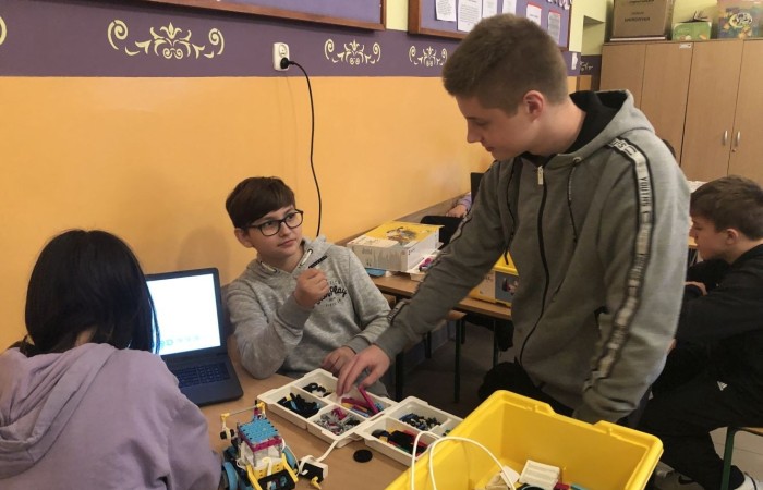 Za nami kolejne spotkanie robotyczne. Uczniowie z pasją i zaangażowaniem tworzyli kolejne modele robotów, poznawali nowe możliwości klocków Lego Spike Prime oraz tajniki programowania. Przed nimi jeszcze wiele pracy i wyzwań, malutkimi kroczkami zdobywają nowe umiejętności informatyczne. Następne spotkanie już w środę. Do zobaczenia.