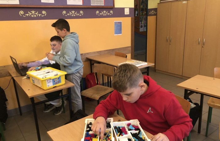 Za nami kolejne spotkanie robotyczne. Uczniowie z pasją i zaangażowaniem tworzyli kolejne modele robotów, poznawali nowe możliwości klocków Lego Spike Prime oraz tajniki programowania. Przed nimi jeszcze wiele pracy i wyzwań, malutkimi kroczkami zdobywają nowe umiejętności informatyczne. Następne spotkanie już w środę. Do zobaczenia.
