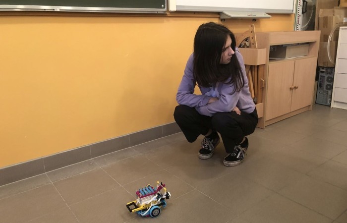 Za nami kolejne spotkanie robotyczne. Uczniowie z pasją i zaangażowaniem tworzyli kolejne modele robotów, poznawali nowe możliwości klocków Lego Spike Prime oraz tajniki programowania. Przed nimi jeszcze wiele pracy i wyzwań, malutkimi kroczkami zdobywają nowe umiejętności informatyczne. Następne spotkanie już w środę. Do zobaczenia.