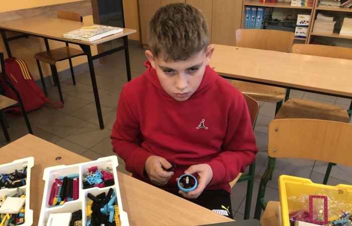 Za nami kolejne spotkanie robotyczne. Uczniowie z pasją i zaangażowaniem tworzyli kolejne modele robotów, poznawali nowe możliwości klocków Lego Spike Prime oraz tajniki programowania. Przed nimi jeszcze wiele pracy i wyzwań, malutkimi kroczkami zdobywają nowe umiejętności informatyczne. Następne spotkanie już w środę. Do zobaczenia.