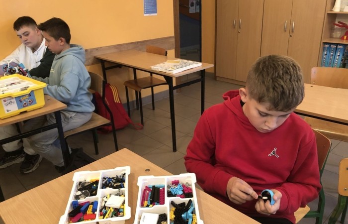 Za nami kolejne spotkanie robotyczne. Uczniowie z pasją i zaangażowaniem tworzyli kolejne modele robotów, poznawali nowe możliwości klocków Lego Spike Prime oraz tajniki programowania. Przed nimi jeszcze wiele pracy i wyzwań, malutkimi kroczkami zdobywają nowe umiejętności informatyczne. Następne spotkanie już w środę. Do zobaczenia.