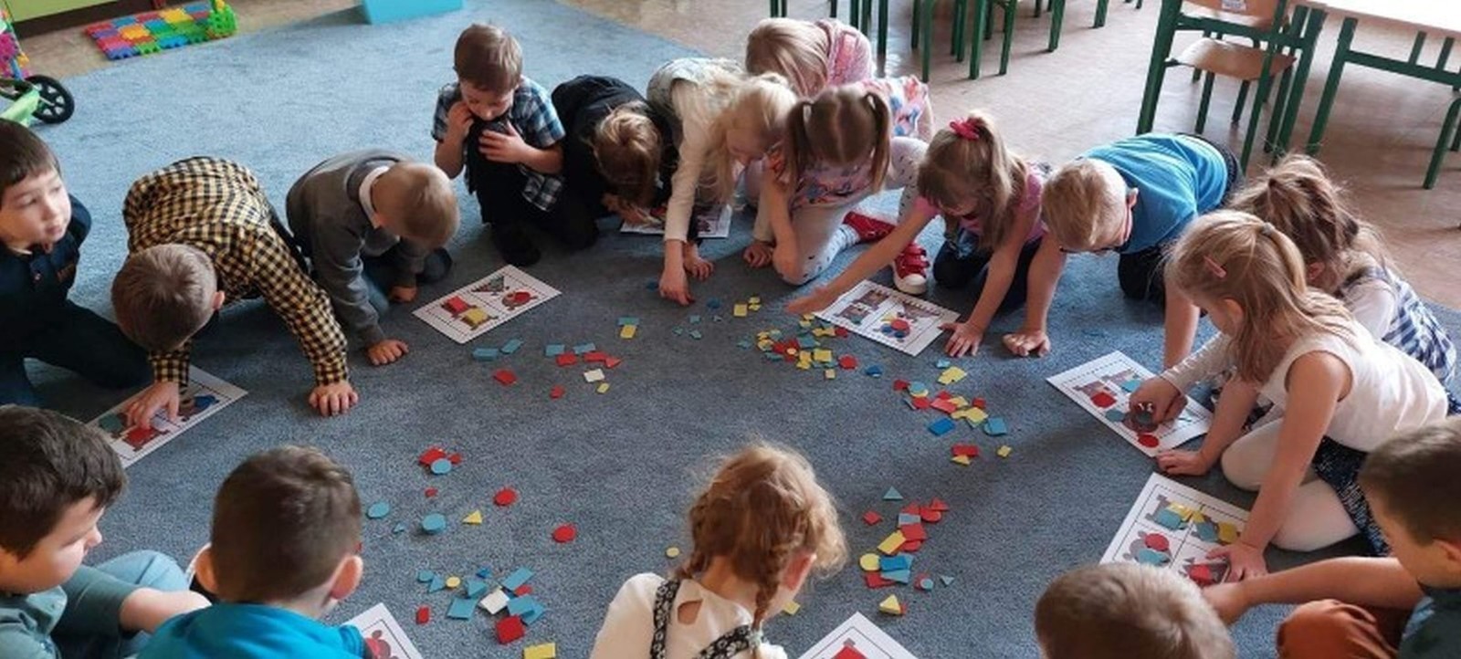 Dzień Pluszowego Misia co rok obchodzimy 25 listopada. To nie jest przypadkowa data, bo właśnie tego dnia przypada rocznica powstania tej maskotki. Samo święto nie ma jednak długiej tradycji, obchodzimy je dopiero od 2002 roku, kiedy to pluszowy miś obchodził swoje setne urodziny. Mało kto wie, że pluszowy miś to zabawka symbol z niezwykłą historią.
	Dlatego też w naszym przedszkolu dzieci ze wszystkich grup uczestniczyły w obchodach Światowego Dnia Pluszowego Misia. Przedszkolaki zostały zaproszone do wspólnej zabawy w misiowej krainie. Poznały historię święta, wspólnie recytowały wiersze o misiach, bawiły się przy piosenkach: 