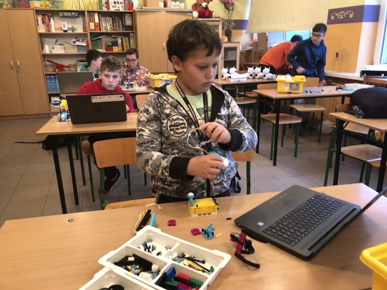 Odbyły się kolejne bezpłatne zajęcia z robotyki i programowania z wykorzystaniem zestawów edukacyjnych Lego Spike Prime.
Na zajęciach stawiamy wyłącznie na praktyczną stronę nauki, która w najlepszy sposób utrwala oraz rozwija zainteresowania nauką, techniką. Jest to w skrócie inżynieria w małej skali, czyli: matematyka, fizyka, inżynieria, konstruowanie itd.
Zajęcia dla dzieci pobudzają kreatywność, rozwijają umiejętność logicznego myślenia, wysnuwanie wniosków przyczynowo-skutkowych. Dzieci poznają podstawowe pojęcia z zakresu robotyki, informatyki, programowania. Dowiadują się, czym właściwie jest robot, czym są czujniki i silniki. Budowane podczas zajęć konstrukcje robotów przystosowane są do poziomu uczestników. Do programowania kursanci wykorzystują stworzony specjalnie dla dzieci graficzny interfejs programowania. Każdy uczestnik ma do dyspozycji swój zestaw: klocki Lego Spike Prime oraz komputer z oprogramowaniem.