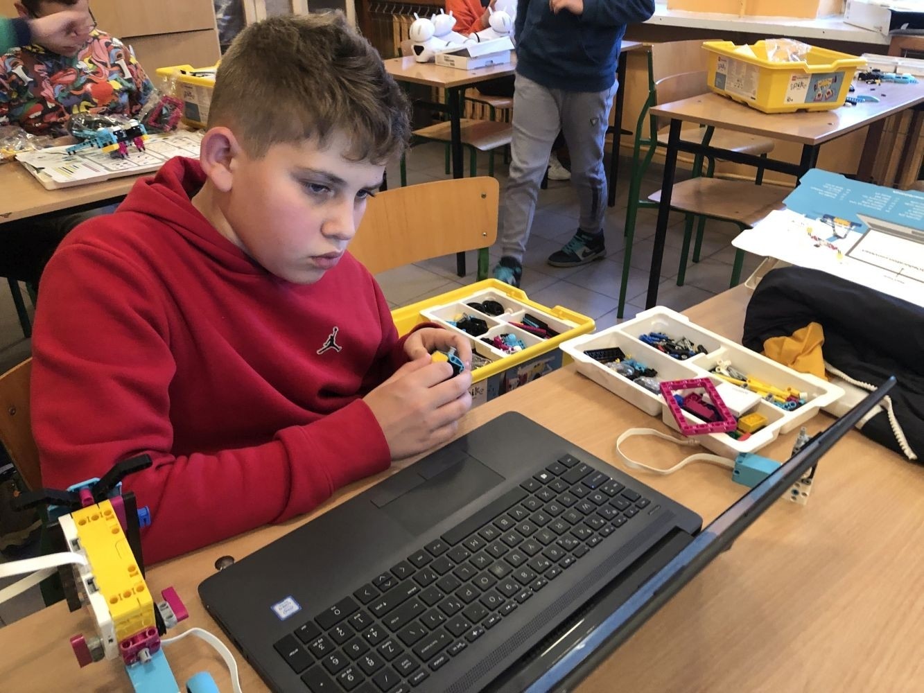 Odbyły się kolejne bezpłatne zajęcia z robotyki i programowania z wykorzystaniem zestawów edukacyjnych Lego Spike Prime.
Na zajęciach stawiamy wyłącznie na praktyczną stronę nauki, która w najlepszy sposób utrwala oraz rozwija zainteresowania nauką, techniką. Jest to w skrócie inżynieria w małej skali, czyli: matematyka, fizyka, inżynieria, konstruowanie itd.
Zajęcia dla dzieci pobudzają kreatywność, rozwijają umiejętność logicznego myślenia, wysnuwanie wniosków przyczynowo-skutkowych. Dzieci poznają podstawowe pojęcia z zakresu robotyki, informatyki, programowania. Dowiadują się, czym właściwie jest robot, czym są czujniki i silniki. Budowane podczas zajęć konstrukcje robotów przystosowane są do poziomu uczestników. Do programowania kursanci wykorzystują stworzony specjalnie dla dzieci graficzny interfejs programowania. Każdy uczestnik ma do dyspozycji swój zestaw: klocki Lego Spike Prime oraz komputer z oprogramowaniem.