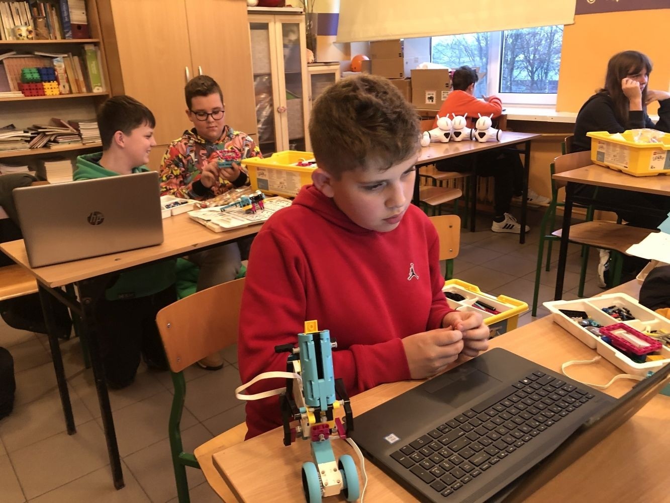 Odbyły się kolejne bezpłatne zajęcia z robotyki i programowania z wykorzystaniem zestawów edukacyjnych Lego Spike Prime.
Na zajęciach stawiamy wyłącznie na praktyczną stronę nauki, która w najlepszy sposób utrwala oraz rozwija zainteresowania nauką, techniką. Jest to w skrócie inżynieria w małej skali, czyli: matematyka, fizyka, inżynieria, konstruowanie itd.
Zajęcia dla dzieci pobudzają kreatywność, rozwijają umiejętność logicznego myślenia, wysnuwanie wniosków przyczynowo-skutkowych. Dzieci poznają podstawowe pojęcia z zakresu robotyki, informatyki, programowania. Dowiadują się, czym właściwie jest robot, czym są czujniki i silniki. Budowane podczas zajęć konstrukcje robotów przystosowane są do poziomu uczestników. Do programowania kursanci wykorzystują stworzony specjalnie dla dzieci graficzny interfejs programowania. Każdy uczestnik ma do dyspozycji swój zestaw: klocki Lego Spike Prime oraz komputer z oprogramowaniem.