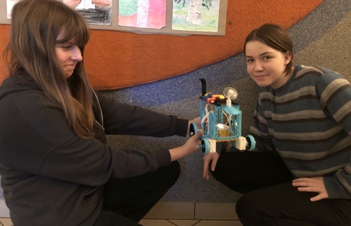 Odbyły się kolejne bezpłatne zajęcia z robotyki i programowania z wykorzystaniem zestawów edukacyjnych Lego Spike Prime.
Na zajęciach stawiamy wyłącznie na praktyczną stronę nauki, która w najlepszy sposób utrwala oraz rozwija zainteresowania nauką, techniką. Jest to w skrócie inżynieria w małej skali, czyli: matematyka, fizyka, inżynieria, konstruowanie itd.
Zajęcia dla dzieci pobudzają kreatywność, rozwijają umiejętność logicznego myślenia, wysnuwanie wniosków przyczynowo-skutkowych. Dzieci poznają podstawowe pojęcia z zakresu robotyki, informatyki, programowania. Dowiadują się, czym właściwie jest robot, czym są czujniki i silniki. Budowane podczas zajęć konstrukcje robotów przystosowane są do poziomu uczestników. Do programowania kursanci wykorzystują stworzony specjalnie dla dzieci graficzny interfejs programowania. Każdy uczestnik ma do dyspozycji swój zestaw: klocki Lego Spike Prime oraz komputer z oprogramowaniem.