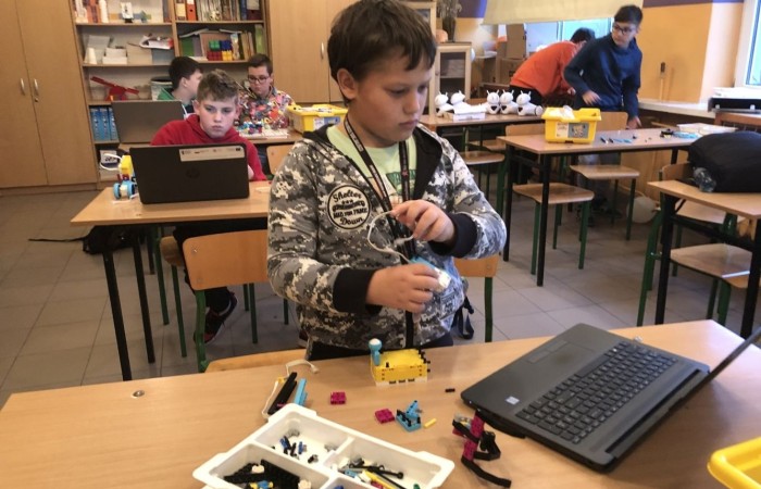 Odbyły się kolejne bezpłatne zajęcia z robotyki i programowania z wykorzystaniem zestawów edukacyjnych Lego Spike Prime.
Na zajęciach stawiamy wyłącznie na praktyczną stronę nauki, która w najlepszy sposób utrwala oraz rozwija zainteresowania nauką, techniką. Jest to w skrócie inżynieria w małej skali, czyli: matematyka, fizyka, inżynieria, konstruowanie itd.
Zajęcia dla dzieci pobudzają kreatywność, rozwijają umiejętność logicznego myślenia, wysnuwanie wniosków przyczynowo-skutkowych. Dzieci poznają podstawowe pojęcia z zakresu robotyki, informatyki, programowania. Dowiadują się, czym właściwie jest robot, czym są czujniki i silniki. Budowane podczas zajęć konstrukcje robotów przystosowane są do poziomu uczestników. Do programowania kursanci wykorzystują stworzony specjalnie dla dzieci graficzny interfejs programowania. Każdy uczestnik ma do dyspozycji swój zestaw: klocki Lego Spike Prime oraz komputer z oprogramowaniem.