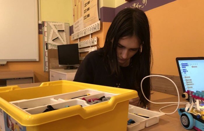 Odbyły się kolejne bezpłatne zajęcia z robotyki i programowania z wykorzystaniem zestawów edukacyjnych Lego Spike Prime.
Na zajęciach stawiamy wyłącznie na praktyczną stronę nauki, która w najlepszy sposób utrwala oraz rozwija zainteresowania nauką, techniką. Jest to w skrócie inżynieria w małej skali, czyli: matematyka, fizyka, inżynieria, konstruowanie itd.
Zajęcia dla dzieci pobudzają kreatywność, rozwijają umiejętność logicznego myślenia, wysnuwanie wniosków przyczynowo-skutkowych. Dzieci poznają podstawowe pojęcia z zakresu robotyki, informatyki, programowania. Dowiadują się, czym właściwie jest robot, czym są czujniki i silniki. Budowane podczas zajęć konstrukcje robotów przystosowane są do poziomu uczestników. Do programowania kursanci wykorzystują stworzony specjalnie dla dzieci graficzny interfejs programowania. Każdy uczestnik ma do dyspozycji swój zestaw: klocki Lego Spike Prime oraz komputer z oprogramowaniem.