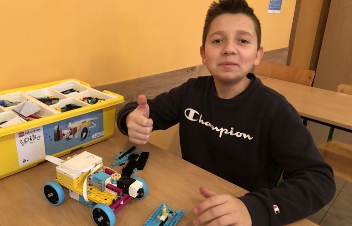 Odbyły się kolejne bezpłatne zajęcia z robotyki i programowania z wykorzystaniem zestawów edukacyjnych Lego Spike Prime.
Na zajęciach stawiamy wyłącznie na praktyczną stronę nauki, która w najlepszy sposób utrwala oraz rozwija zainteresowania nauką, techniką. Jest to w skrócie inżynieria w małej skali, czyli: matematyka, fizyka, inżynieria, konstruowanie itd.
Zajęcia dla dzieci pobudzają kreatywność, rozwijają umiejętność logicznego myślenia, wysnuwanie wniosków przyczynowo-skutkowych. Dzieci poznają podstawowe pojęcia z zakresu robotyki, informatyki, programowania. Dowiadują się, czym właściwie jest robot, czym są czujniki i silniki. Budowane podczas zajęć konstrukcje robotów przystosowane są do poziomu uczestników. Do programowania kursanci wykorzystują stworzony specjalnie dla dzieci graficzny interfejs programowania. Każdy uczestnik ma do dyspozycji swój zestaw: klocki Lego Spike Prime oraz komputer z oprogramowaniem.