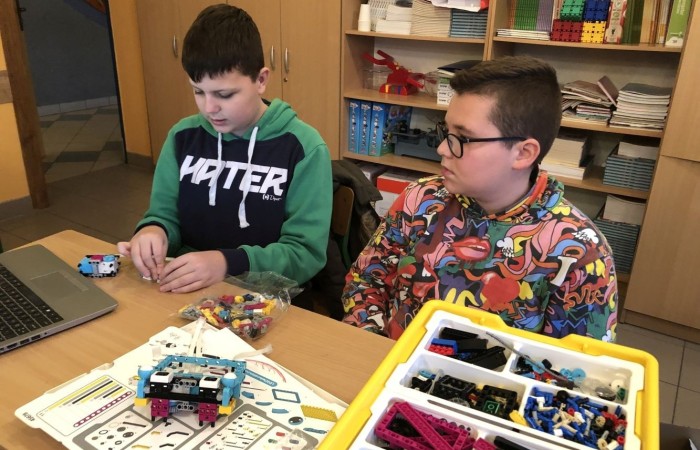 Odbyły się kolejne bezpłatne zajęcia z robotyki i programowania z wykorzystaniem zestawów edukacyjnych Lego Spike Prime.
Na zajęciach stawiamy wyłącznie na praktyczną stronę nauki, która w najlepszy sposób utrwala oraz rozwija zainteresowania nauką, techniką. Jest to w skrócie inżynieria w małej skali, czyli: matematyka, fizyka, inżynieria, konstruowanie itd.
Zajęcia dla dzieci pobudzają kreatywność, rozwijają umiejętność logicznego myślenia, wysnuwanie wniosków przyczynowo-skutkowych. Dzieci poznają podstawowe pojęcia z zakresu robotyki, informatyki, programowania. Dowiadują się, czym właściwie jest robot, czym są czujniki i silniki. Budowane podczas zajęć konstrukcje robotów przystosowane są do poziomu uczestników. Do programowania kursanci wykorzystują stworzony specjalnie dla dzieci graficzny interfejs programowania. Każdy uczestnik ma do dyspozycji swój zestaw: klocki Lego Spike Prime oraz komputer z oprogramowaniem.