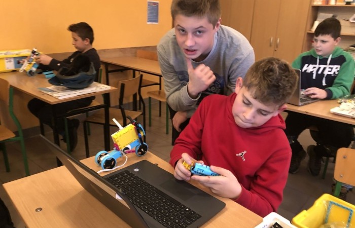 Odbyły się kolejne bezpłatne zajęcia z robotyki i programowania z wykorzystaniem zestawów edukacyjnych Lego Spike Prime.
Na zajęciach stawiamy wyłącznie na praktyczną stronę nauki, która w najlepszy sposób utrwala oraz rozwija zainteresowania nauką, techniką. Jest to w skrócie inżynieria w małej skali, czyli: matematyka, fizyka, inżynieria, konstruowanie itd.
Zajęcia dla dzieci pobudzają kreatywność, rozwijają umiejętność logicznego myślenia, wysnuwanie wniosków przyczynowo-skutkowych. Dzieci poznają podstawowe pojęcia z zakresu robotyki, informatyki, programowania. Dowiadują się, czym właściwie jest robot, czym są czujniki i silniki. Budowane podczas zajęć konstrukcje robotów przystosowane są do poziomu uczestników. Do programowania kursanci wykorzystują stworzony specjalnie dla dzieci graficzny interfejs programowania. Każdy uczestnik ma do dyspozycji swój zestaw: klocki Lego Spike Prime oraz komputer z oprogramowaniem.