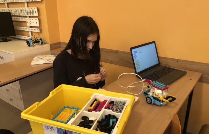 Odbyły się kolejne bezpłatne zajęcia z robotyki i programowania z wykorzystaniem zestawów edukacyjnych Lego Spike Prime.
Na zajęciach stawiamy wyłącznie na praktyczną stronę nauki, która w najlepszy sposób utrwala oraz rozwija zainteresowania nauką, techniką. Jest to w skrócie inżynieria w małej skali, czyli: matematyka, fizyka, inżynieria, konstruowanie itd.
Zajęcia dla dzieci pobudzają kreatywność, rozwijają umiejętność logicznego myślenia, wysnuwanie wniosków przyczynowo-skutkowych. Dzieci poznają podstawowe pojęcia z zakresu robotyki, informatyki, programowania. Dowiadują się, czym właściwie jest robot, czym są czujniki i silniki. Budowane podczas zajęć konstrukcje robotów przystosowane są do poziomu uczestników. Do programowania kursanci wykorzystują stworzony specjalnie dla dzieci graficzny interfejs programowania. Każdy uczestnik ma do dyspozycji swój zestaw: klocki Lego Spike Prime oraz komputer z oprogramowaniem.