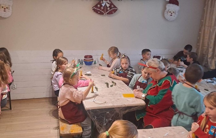 Wielkimi krokami zbliżają się święta Bożego Narodzenia. 30 listopada 2022r. uczniowie klas pierwszych udali się na wycieczkę do Przystanku Świętego Mikołaja 
w Drzewinie, gdzie od progu czekał na nich  Elf z mnóstwem atrakcji.
Nasz zaprzyjaźniony Elf, po wykonaniu przez dzieci wszystkich zadań, wręczył każdemu uczestnikowi Certyfikat  Pomocnika Elfa i specjalny znaczek  potwierdzający wizytę w Przystanku Świętego Mikołaja.
Uczniowie pełni wrażeń udali się w drogę powrotną
