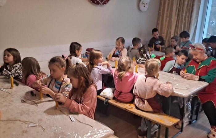 Wielkimi krokami zbliżają się święta Bożego Narodzenia. 30 listopada 2022r. uczniowie klas pierwszych udali się na wycieczkę do Przystanku Świętego Mikołaja 
w Drzewinie, gdzie od progu czekał na nich  Elf z mnóstwem atrakcji.
Nasz zaprzyjaźniony Elf, po wykonaniu przez dzieci wszystkich zadań, wręczył każdemu uczestnikowi Certyfikat  Pomocnika Elfa i specjalny znaczek  potwierdzający wizytę w Przystanku Świętego Mikołaja.
Uczniowie pełni wrażeń udali się w drogę powrotną
