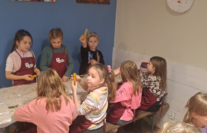 Wielkimi krokami zbliżają się święta Bożego Narodzenia. 30 listopada 2022r. uczniowie klas pierwszych udali się na wycieczkę do Przystanku Świętego Mikołaja 
w Drzewinie, gdzie od progu czekał na nich  Elf z mnóstwem atrakcji.
Nasz zaprzyjaźniony Elf, po wykonaniu przez dzieci wszystkich zadań, wręczył każdemu uczestnikowi Certyfikat  Pomocnika Elfa i specjalny znaczek  potwierdzający wizytę w Przystanku Świętego Mikołaja.
Uczniowie pełni wrażeń udali się w drogę powrotną
