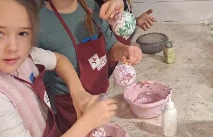 Wielkimi krokami zbliżają się święta Bożego Narodzenia. 30 listopada 2022r. uczniowie klas pierwszych udali się na wycieczkę do Przystanku Świętego Mikołaja 
w Drzewinie, gdzie od progu czekał na nich  Elf z mnóstwem atrakcji.
Nasz zaprzyjaźniony Elf, po wykonaniu przez dzieci wszystkich zadań, wręczył każdemu uczestnikowi Certyfikat  Pomocnika Elfa i specjalny znaczek  potwierdzający wizytę w Przystanku Świętego Mikołaja.
Uczniowie pełni wrażeń udali się w drogę powrotną
