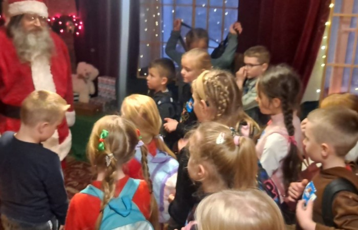 Wielkimi krokami zbliżają się święta Bożego Narodzenia. 30 listopada 2022r. uczniowie klas pierwszych udali się na wycieczkę do Przystanku Świętego Mikołaja 
w Drzewinie, gdzie od progu czekał na nich  Elf z mnóstwem atrakcji.
Nasz zaprzyjaźniony Elf, po wykonaniu przez dzieci wszystkich zadań, wręczył każdemu uczestnikowi Certyfikat  Pomocnika Elfa i specjalny znaczek  potwierdzający wizytę w Przystanku Świętego Mikołaja.
Uczniowie pełni wrażeń udali się w drogę powrotną
