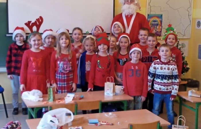 6 grudnia to szczególny dzień, na który niecierpliwie czekali uczniowie klas I-III. To właśnie wtedy najmłodszych odwiedził święty Mikołaj. Na powitanie szczególnego gościa dzieci zaśpiewały specjalnie przygotowane piosenki. Po krótkiej rozmowie, Mikołaj odwiedził uczniów w klasach, gdzie rozdał tak długo wyczekiwane prezenty. Chętne dzieci zrobiły sobie z Mikołajem zdjęcie. Była również okazja do upamiętnienia tego dnia w specjalnie przygotowanych fotobudkach.
Mikołajki to jedno z najwspanialszych świąt nie tylko dla dzieci. 