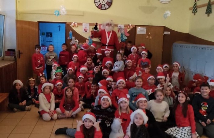 6 grudnia to szczególny dzień, na który niecierpliwie czekali uczniowie klas I-III. To właśnie wtedy najmłodszych odwiedził święty Mikołaj. Na powitanie szczególnego gościa dzieci zaśpiewały specjalnie przygotowane piosenki. Po krótkiej rozmowie, Mikołaj odwiedził uczniów w klasach, gdzie rozdał tak długo wyczekiwane prezenty. Chętne dzieci zrobiły sobie z Mikołajem zdjęcie. Była również okazja do upamiętnienia tego dnia w specjalnie przygotowanych fotobudkach.
Mikołajki to jedno z najwspanialszych świąt nie tylko dla dzieci. 