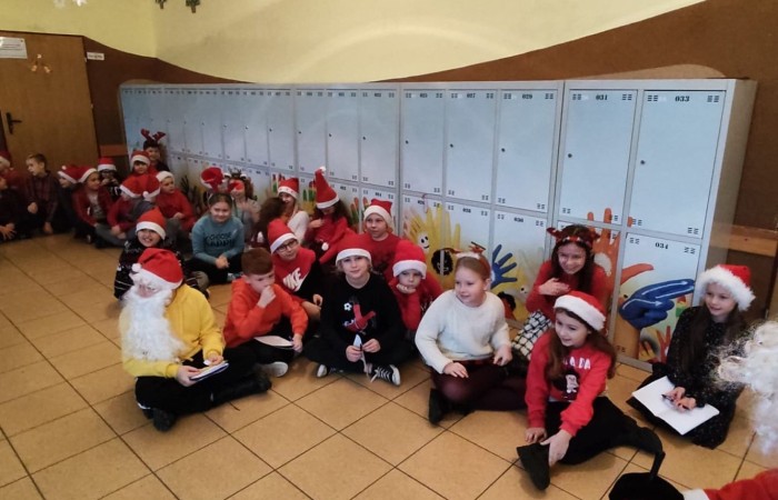6 grudnia to szczególny dzień, na który niecierpliwie czekali uczniowie klas I-III. To właśnie wtedy najmłodszych odwiedził święty Mikołaj. Na powitanie szczególnego gościa dzieci zaśpiewały specjalnie przygotowane piosenki. Po krótkiej rozmowie, Mikołaj odwiedził uczniów w klasach, gdzie rozdał tak długo wyczekiwane prezenty. Chętne dzieci zrobiły sobie z Mikołajem zdjęcie. Była również okazja do upamiętnienia tego dnia w specjalnie przygotowanych fotobudkach.
Mikołajki to jedno z najwspanialszych świąt nie tylko dla dzieci. 