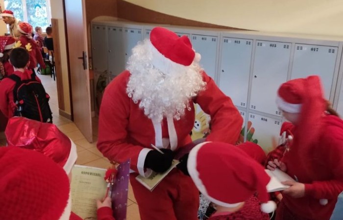 6 grudnia to szczególny dzień, na który niecierpliwie czekali uczniowie klas I-III. To właśnie wtedy najmłodszych odwiedził święty Mikołaj. Na powitanie szczególnego gościa dzieci zaśpiewały specjalnie przygotowane piosenki. Po krótkiej rozmowie, Mikołaj odwiedził uczniów w klasach, gdzie rozdał tak długo wyczekiwane prezenty. Chętne dzieci zrobiły sobie z Mikołajem zdjęcie. Była również okazja do upamiętnienia tego dnia w specjalnie przygotowanych fotobudkach.
Mikołajki to jedno z najwspanialszych świąt nie tylko dla dzieci. 