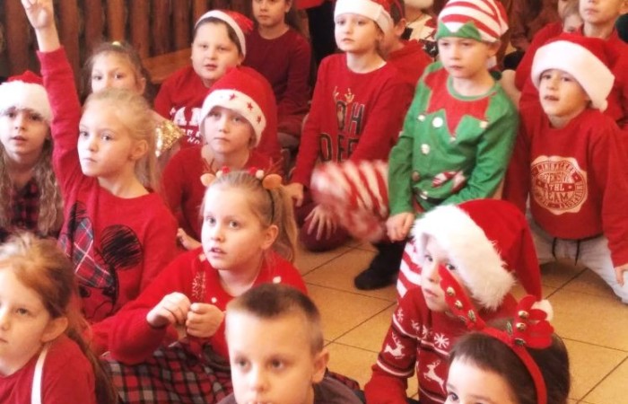 6 grudnia to szczególny dzień, na który niecierpliwie czekali uczniowie klas I-III. To właśnie wtedy najmłodszych odwiedził święty Mikołaj. Na powitanie szczególnego gościa dzieci zaśpiewały specjalnie przygotowane piosenki. Po krótkiej rozmowie, Mikołaj odwiedził uczniów w klasach, gdzie rozdał tak długo wyczekiwane prezenty. Chętne dzieci zrobiły sobie z Mikołajem zdjęcie. Była również okazja do upamiętnienia tego dnia w specjalnie przygotowanych fotobudkach.
Mikołajki to jedno z najwspanialszych świąt nie tylko dla dzieci. 