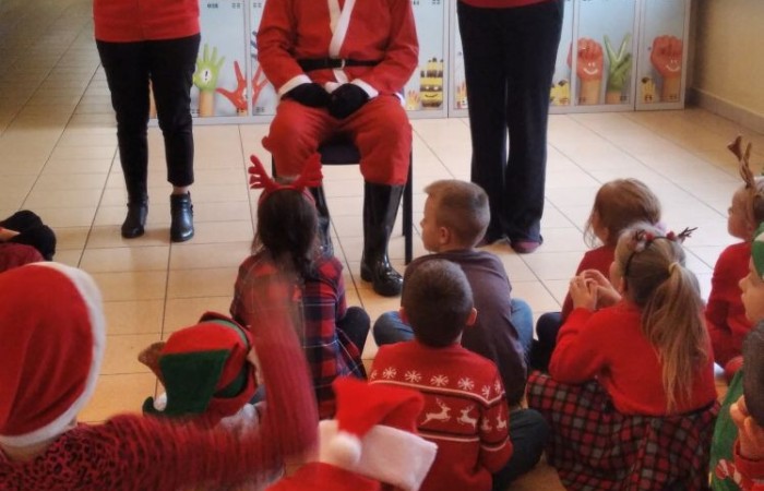 6 grudnia to szczególny dzień, na który niecierpliwie czekali uczniowie klas I-III. To właśnie wtedy najmłodszych odwiedził święty Mikołaj. Na powitanie szczególnego gościa dzieci zaśpiewały specjalnie przygotowane piosenki. Po krótkiej rozmowie, Mikołaj odwiedził uczniów w klasach, gdzie rozdał tak długo wyczekiwane prezenty. Chętne dzieci zrobiły sobie z Mikołajem zdjęcie. Była również okazja do upamiętnienia tego dnia w specjalnie przygotowanych fotobudkach.
Mikołajki to jedno z najwspanialszych świąt nie tylko dla dzieci. 