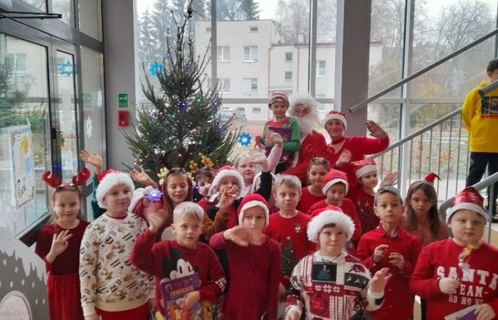 6 grudnia to szczególny dzień, na który niecierpliwie czekali uczniowie klas I-III. To właśnie wtedy najmłodszych odwiedził święty Mikołaj. Na powitanie szczególnego gościa dzieci zaśpiewały specjalnie przygotowane piosenki. Po krótkiej rozmowie, Mikołaj odwiedził uczniów w klasach, gdzie rozdał tak długo wyczekiwane prezenty. Chętne dzieci zrobiły sobie z Mikołajem zdjęcie. Była również okazja do upamiętnienia tego dnia w specjalnie przygotowanych fotobudkach.
Mikołajki to jedno z najwspanialszych świąt nie tylko dla dzieci. 