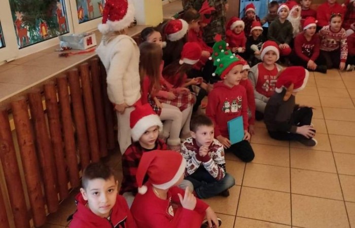 6 grudnia to szczególny dzień, na który niecierpliwie czekali uczniowie klas I-III. To właśnie wtedy najmłodszych odwiedził święty Mikołaj. Na powitanie szczególnego gościa dzieci zaśpiewały specjalnie przygotowane piosenki. Po krótkiej rozmowie, Mikołaj odwiedził uczniów w klasach, gdzie rozdał tak długo wyczekiwane prezenty. Chętne dzieci zrobiły sobie z Mikołajem zdjęcie. Była również okazja do upamiętnienia tego dnia w specjalnie przygotowanych fotobudkach.
Mikołajki to jedno z najwspanialszych świąt nie tylko dla dzieci. 