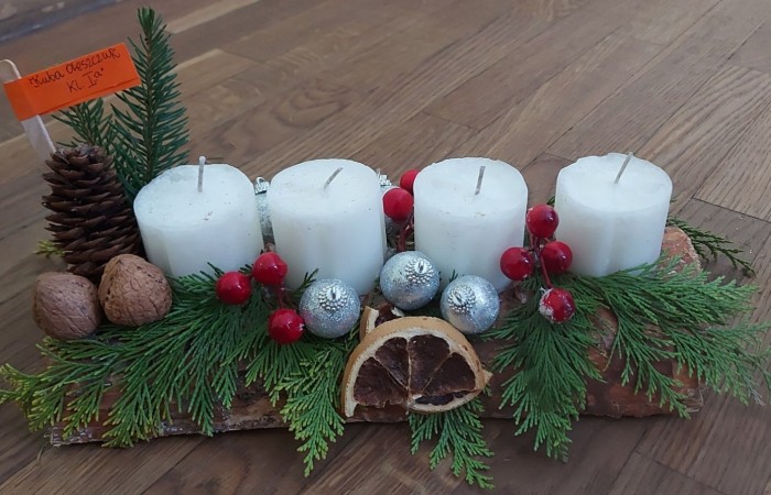 Pod koniec listopada w naszej szkole został ogłoszony konkurs na „Najpiękniejszy wieniec adwentowy”. Konkurs skierowany był do uczniów klas I – IV. Komisja oceniając pracę uczniów brała pod uwagę ogrom włożonej pracy, estetykę, pomysłowość oraz dobór materiału. 
Laureaci otrzymali dyplomy i drobne podarunki.
I miejsce – Nela Jaworska, kl. 1 a
II miejsce – Weronika Jakubowska, kl. 4 a
III miejsce – Laura Chojecka, kl. 1 a oraz Jakub Wawer, kl. 2 b
Wyróżnienia
Klaudia Brzozowska, kl. 2b
Maja Cok, kl. 1 b
Jakub Gajcy, kl. 4 b
Maja Mackiewicz, kl. 3 a
Liliana Łońska, kl. 1 a
Kuba Oleszczuk, kl. 1 b
Maja Tyżlik, kl. 1 a
Liliana Zakrzewska, kl. 4 a
Justyna Żukowska, kl.