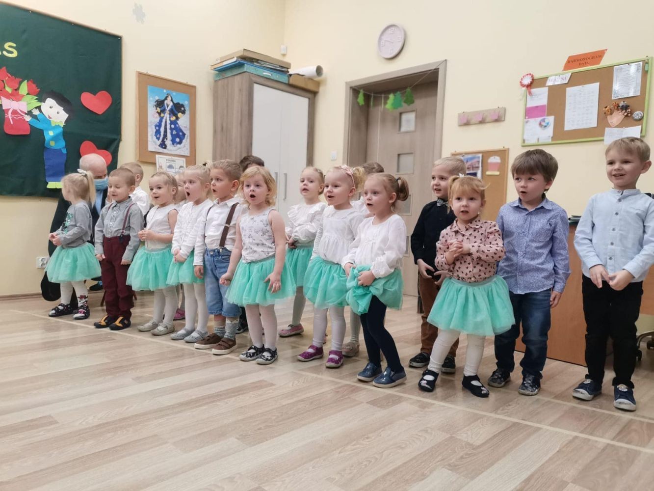 Dzień Babci i Dziadka to jedno z ważnych wydarzeń jakie odbyło się w naszym przedszkolu.
Bardzo i szczególnie miło było nam spędzić czas z naszymi najukochańszymi i bliskimi nam osobami.. Z tej okazji każda z grup przygotowała występ z piosenkami i wierszami. Nie obyło się bez wzruszenia i radości.. W tym dniu wnuki szczególnie przypominają sobie o tym, by podziękować i docenić swoich dziadków za ich troskę, poświęcony czas, opiekę, zabawę i życiową wiedzę.