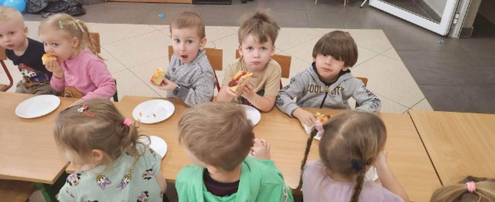 	Dnia 9 lutego we wszystkich grupach przedszkolnych obchodzony był „Międzynarodowy Dzień Pizzy”. Tego dnia sale naszego przedszkola zamieniły się w prawdziwe, włoskie pizzerie. Na zajęciach dzieci miały okazję zobaczyć jak powstaje ten kultowy włoski placek i jakich składników potrzeba, aby go przygotować. Poznały historię jego powstania oraz dowiedziały się, z którego kraju pochodzi. Dzieci w trakcie zabaw świetnie się bawiły, poszukiwały niezbędnych produktów ujętych na liście zakupów i wkładały je do sklepowego koszyka, układały „pizzowe” puzzle oraz tańczyły przy piosence z pizzą w roli głównej. Przedszkolaki miały także możliwość stworzenia w grupach kolorowych, smakowicie wyglądających placków, używając do tego przeróżnych materiałów oraz stosując różne techniki plastyczne. Pomimo, iż pizze te były papierowe, bardzo rozbudzały nasze apetyty. Kulminacyjnym punktem tego wyjątkowego dnia było oczywiście zjedzenie przepysznej, domowej pizzy przygotowanej przez nasze Panie kucharki. To był niezwykle smakowity dzień! Zapraszamy do galerii na fotorelację.

