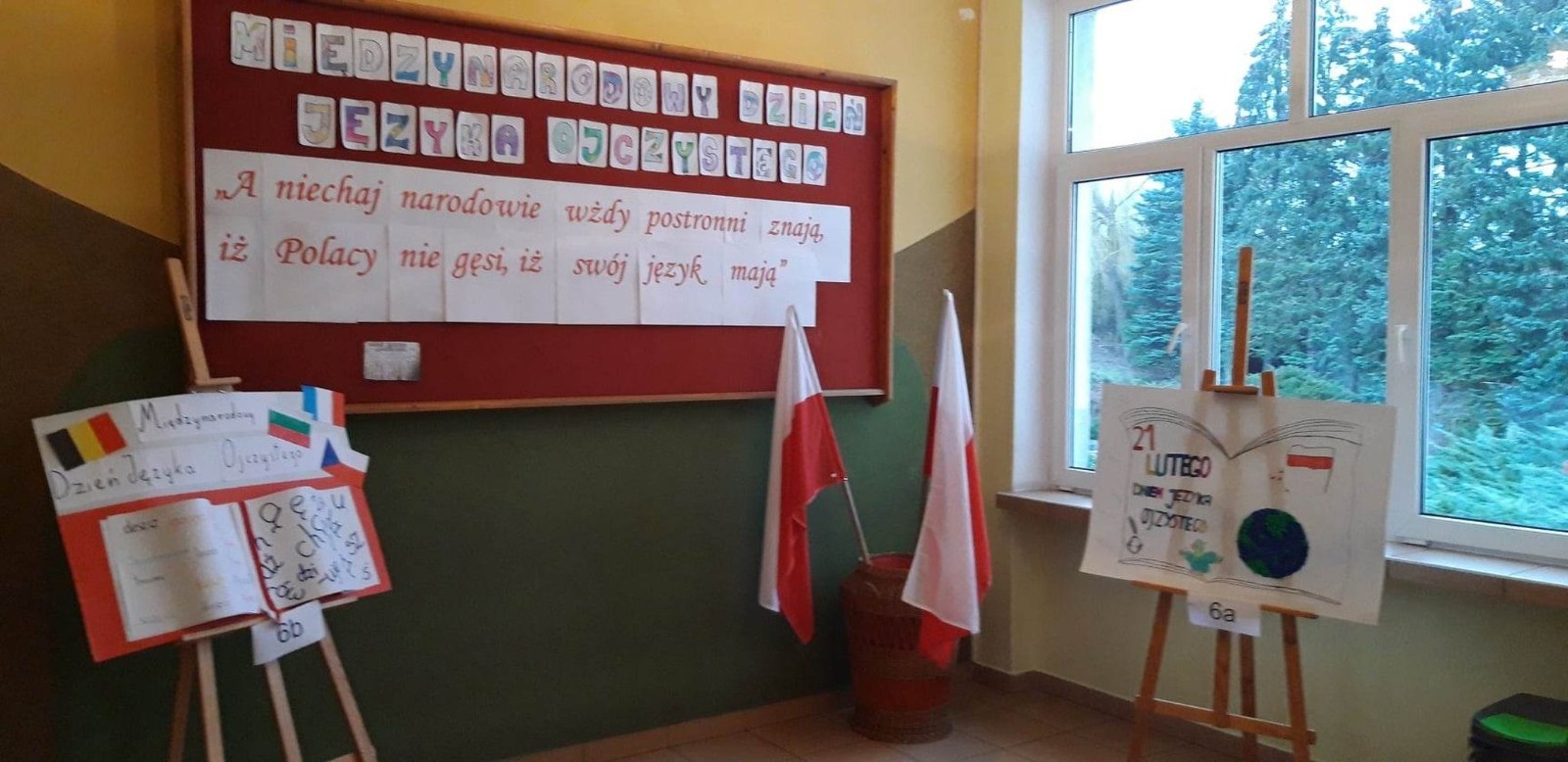 Międzynarodowy Dzień Języka Ojczystego to święto obchodzone 21 lutego. Zostało ustanowione przez UNESCO 17 listopada 1999 r. Przypomina nam o tym, że język to najpotężniejsze narzędzie ochrony i rozwoju wspólnego dziedzictwa kulturowego ludzkości.
W naszej szkole uczniowie klas IV- VIII obchodzili ten dzień w sposób wyjątkowy. Starsze klasy na języku polskim utrwalały wiadomości o lekturach obowiązkowych, wykonując plakaty. Młodsi uczniowie rozwiązywali zadania, quizy sprawdzające ich wiedzę o poprawności językowej, znajomości związków frazeologicznych oraz utrwalali zasady ortograficzne. Na zajęciach plastycznych każda klasa wykonała plakat tematyczny. Natomiast na religii dzieci utrwalały wiedzę o przypowieściach biblijnych, wykonując karty pracy przygotowane przez panią katechetkę.
Obchody Międzynarodowy Dnia Języka Ojczystego upłynęły w bardzo miłej i radosnej atmosferze. Mam nadzieję, że uczniowie choć w niewielkim stopniu uświadomili sobie, że język polski jest naszym skarbem oraz symbolem narodowym i zapamiętają, że należy dbać o niego codziennie, a nie tylko Dniu Jezyka Ojczystego.
