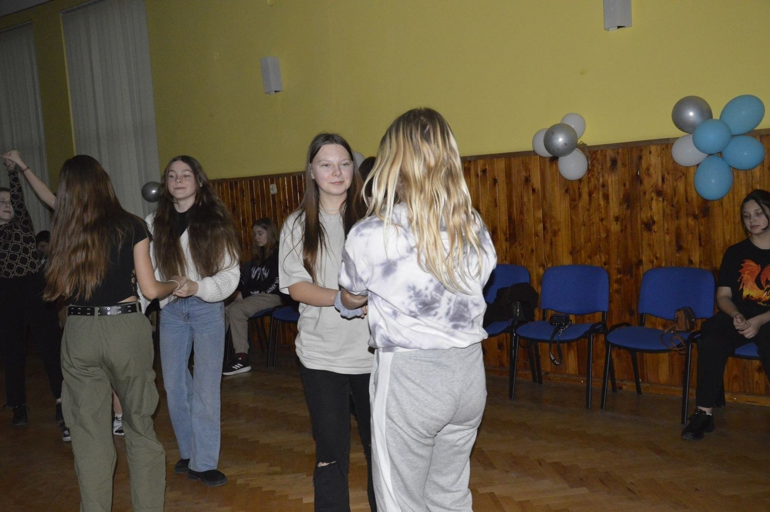 16 lutego w naszej szkole odbyły się dwa bale karnawałowe. Najpierw muzyka porwała do tańca uczniów klas 4-6, a później uczniów z klas 7-8. Radosny, szeroki uśmiech na twarzach naszych uczniów to najlepsze podsumowanie wspólnej zabawy. Pozostały wspomnienia, które będą nam towarzyszyć do kolejnego balu.