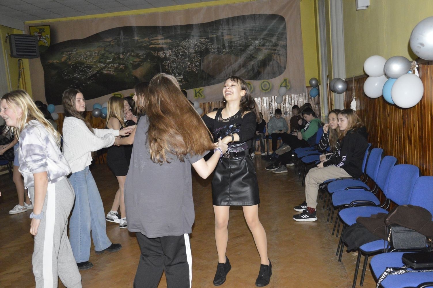 16 lutego w naszej szkole odbyły się dwa bale karnawałowe. Najpierw muzyka porwała do tańca uczniów klas 4-6, a później uczniów z klas 7-8. Radosny, szeroki uśmiech na twarzach naszych uczniów to najlepsze podsumowanie wspólnej zabawy. Pozostały wspomnienia, które będą nam towarzyszyć do kolejnego balu.