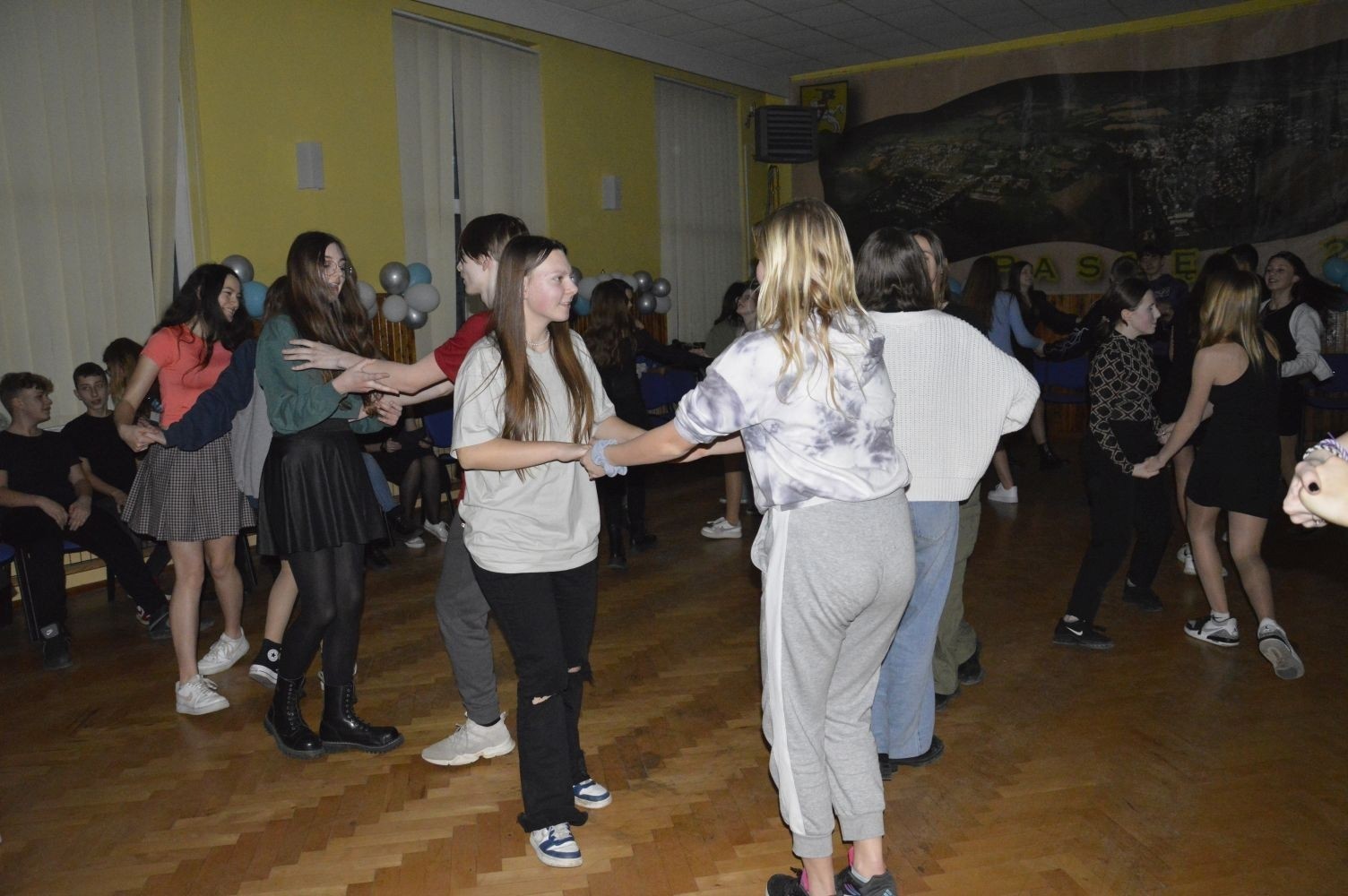 16 lutego w naszej szkole odbyły się dwa bale karnawałowe. Najpierw muzyka porwała do tańca uczniów klas 4-6, a później uczniów z klas 7-8. Radosny, szeroki uśmiech na twarzach naszych uczniów to najlepsze podsumowanie wspólnej zabawy. Pozostały wspomnienia, które będą nam towarzyszyć do kolejnego balu.