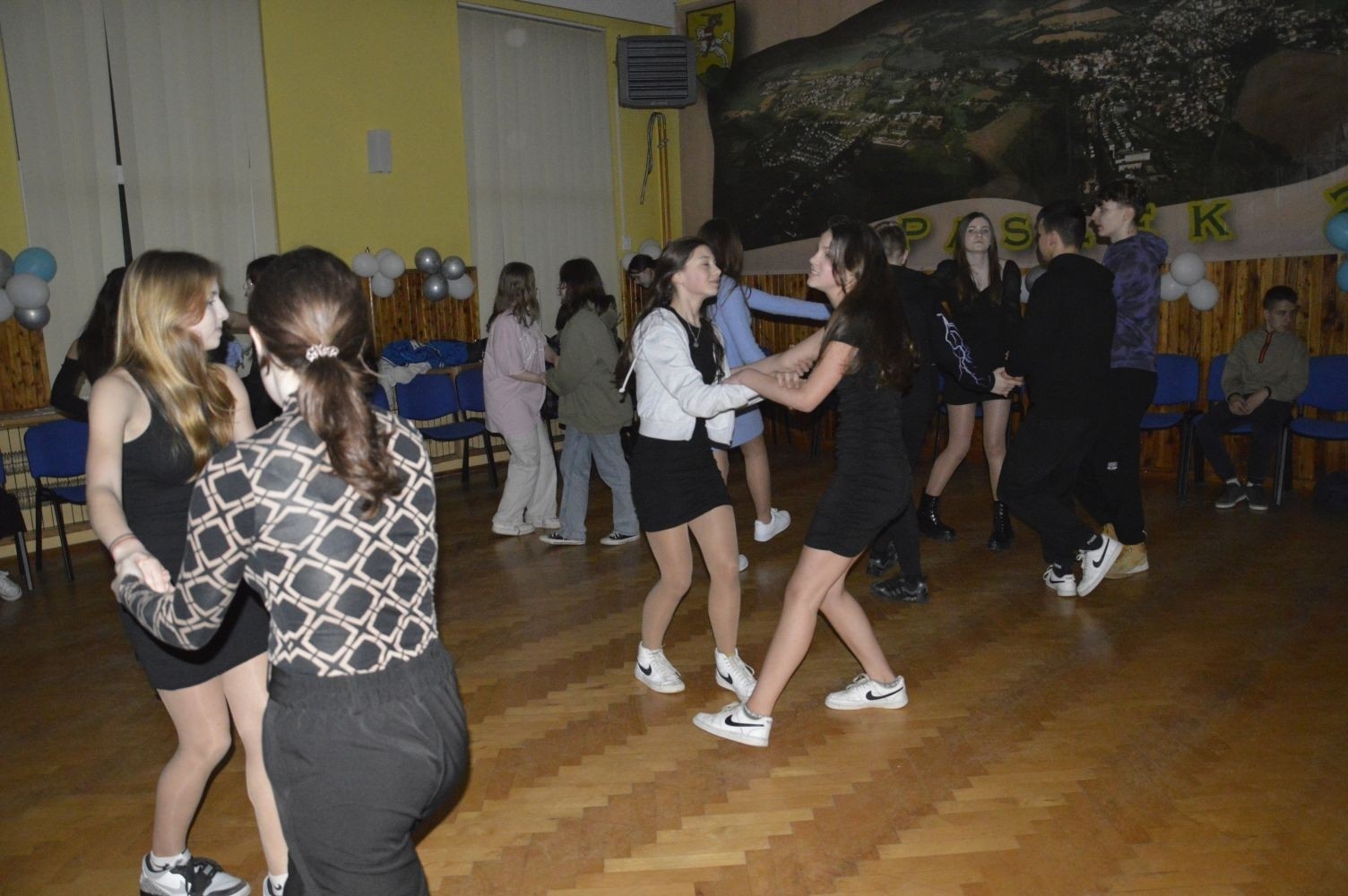 16 lutego w naszej szkole odbyły się dwa bale karnawałowe. Najpierw muzyka porwała do tańca uczniów klas 4-6, a później uczniów z klas 7-8. Radosny, szeroki uśmiech na twarzach naszych uczniów to najlepsze podsumowanie wspólnej zabawy. Pozostały wspomnienia, które będą nam towarzyszyć do kolejnego balu.