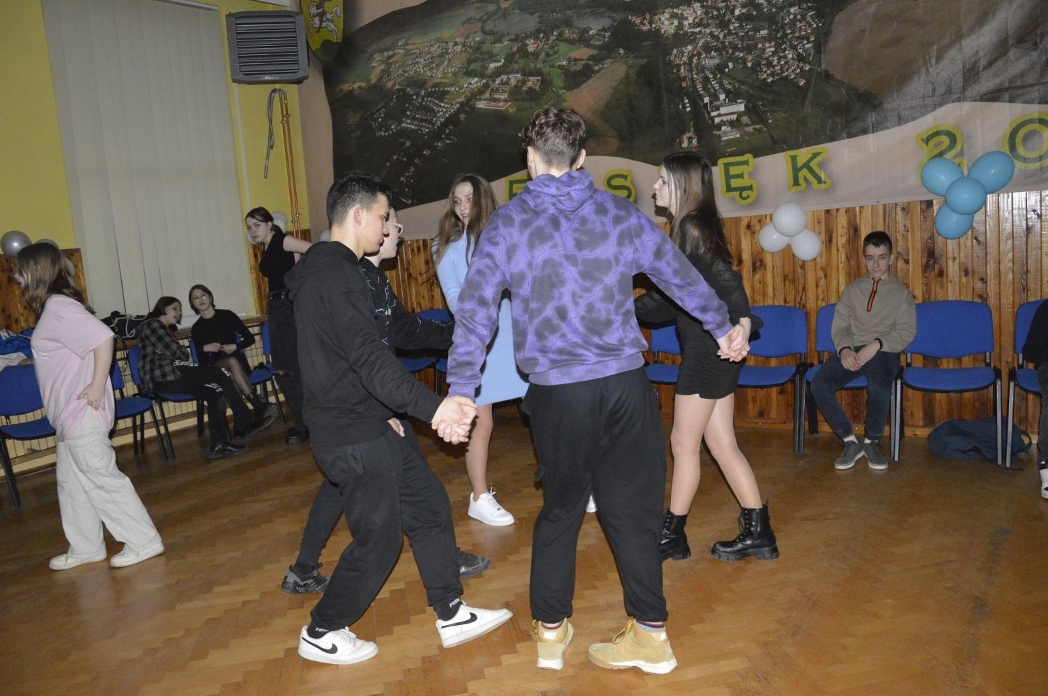 16 lutego w naszej szkole odbyły się dwa bale karnawałowe. Najpierw muzyka porwała do tańca uczniów klas 4-6, a później uczniów z klas 7-8. Radosny, szeroki uśmiech na twarzach naszych uczniów to najlepsze podsumowanie wspólnej zabawy. Pozostały wspomnienia, które będą nam towarzyszyć do kolejnego balu.