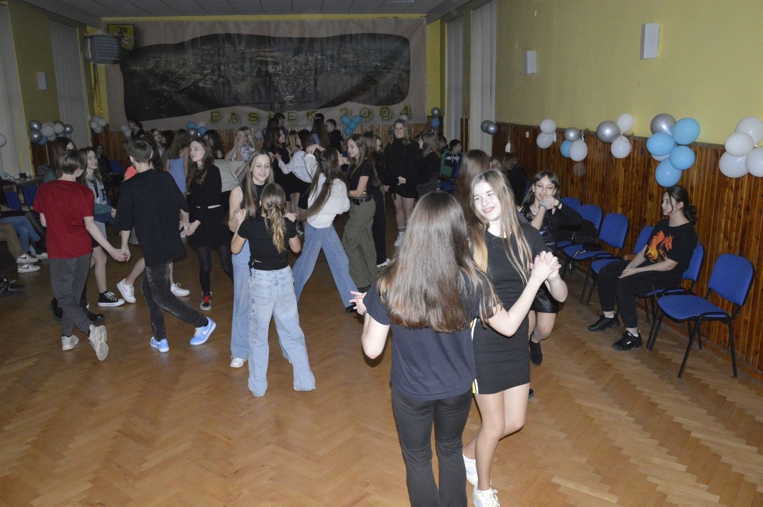 16 lutego w naszej szkole odbyły się dwa bale karnawałowe. Najpierw muzyka porwała do tańca uczniów klas 4-6, a później uczniów z klas 7-8. Radosny, szeroki uśmiech na twarzach naszych uczniów to najlepsze podsumowanie wspólnej zabawy. Pozostały wspomnienia, które będą nam towarzyszyć do kolejnego balu.