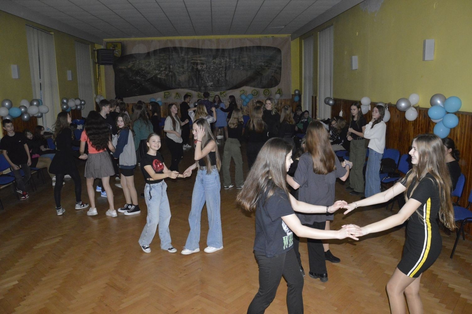 16 lutego w naszej szkole odbyły się dwa bale karnawałowe. Najpierw muzyka porwała do tańca uczniów klas 4-6, a później uczniów z klas 7-8. Radosny, szeroki uśmiech na twarzach naszych uczniów to najlepsze podsumowanie wspólnej zabawy. Pozostały wspomnienia, które będą nam towarzyszyć do kolejnego balu.